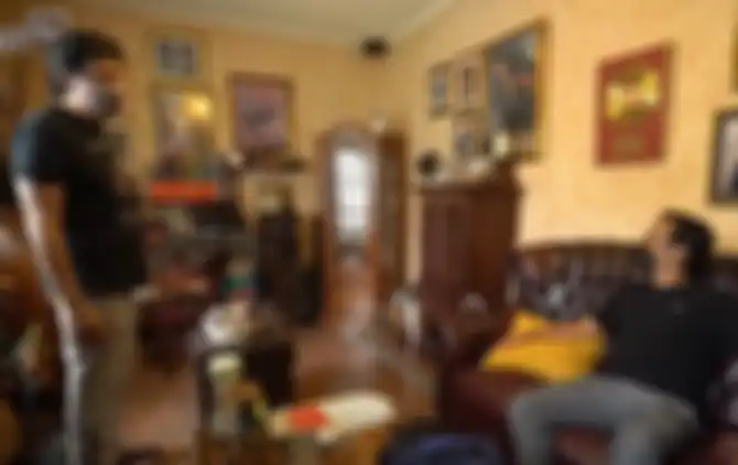 Foto rumah mewah Ikang Fawzi dan Marissa Haque yang mirip resort. Ruang santai untuk keluarga yang nyaman.