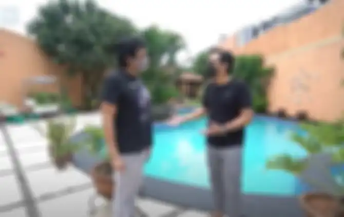 Foto rumah mewah Ikang Fawzi dan Marissa Haque yang mirip resort. Halaman belakang yang lapang dengan kolam renang nan nyaman.