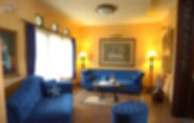 Foto rumah mewah Ikang Fawzi dan Marissa Haque yang mirip resort. Ruang tamu yang nyaman.