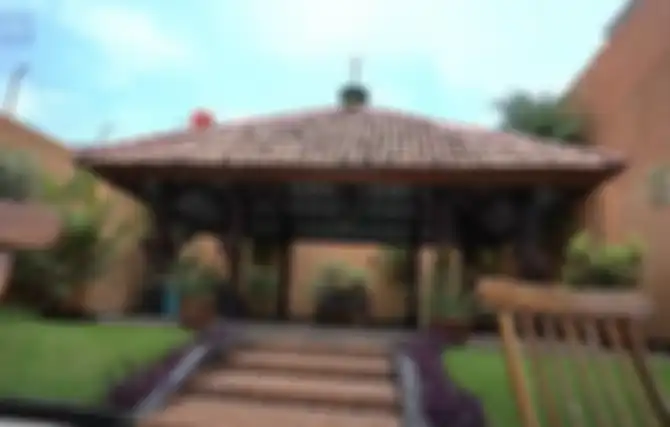 Foto rumah mewah Ikang Fawzi dan Marissa Haque yang mirip resort. Halaman belakang yang lapang dengan mushala pribadi.