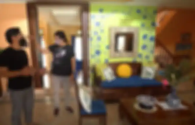 Foto rumah mewah Ikang Fawzi dan Marissa Haque yang mirip resort. Ruang santai untuk keluarga yang nyaman.