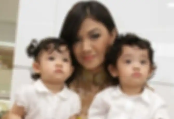 Cornelia Agatha dan anak kembarnya 