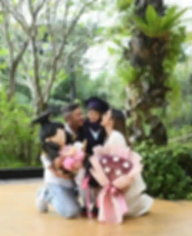 Momen indah Gempi wisuda TK bersama orangtuanya, Gisel dan Gading Marten.