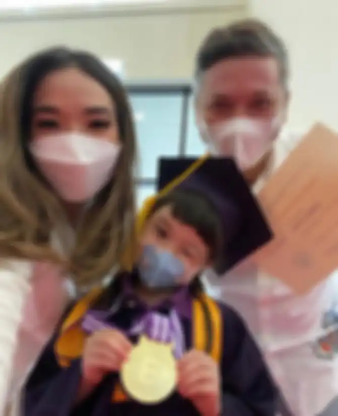 Momen indah Gempi wisuda TK bersama orangtuanya, Gisel dan Gading Marten.
