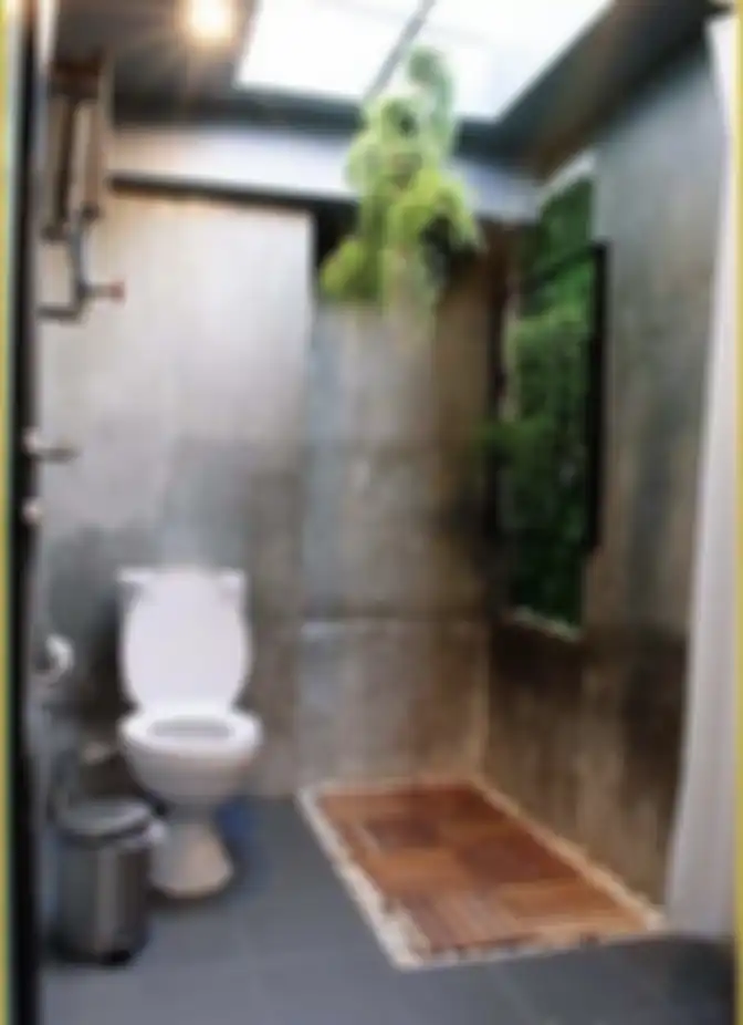 Foto desain kamar mandi minimalis yang sengaja mengekspos material semen ini bikin iri banyak pemilik rumah.