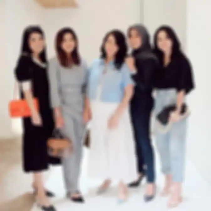 Potret mesra Olla Ramlan dan Nindy Ayunda, yang termasuk satu geng sosialita bareng Ashanty dan Ussy Sulistiawaty.