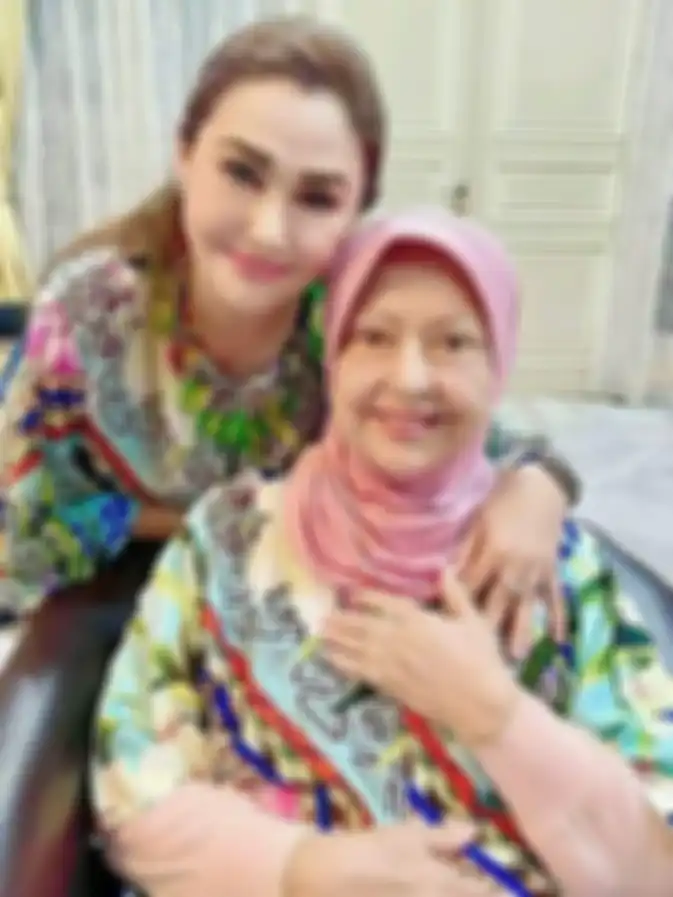 Mieke Wijaya ibunda Nia Zulkarnaen meninggal dunia karena diabetes dan kanker. Mieke Wijaya pernah lakukan ini bareng Bung Karno.
