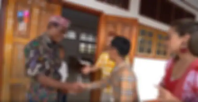 Betrand saat mengenalkan sang guru