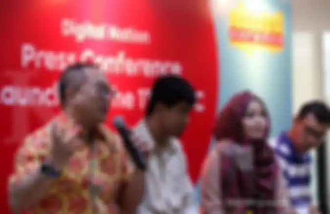 President Director & CEO Indosat Ooredoo, Alexander Rusli (paling kiri), Group Head Corporate Communications Indosat Ooredoo, Deva Rachman (dua dari kanan), Fakhry Muhammad Rosa, pemenang IWIC tahun lalu untuk Special Category Disabled - Ideas (dua dari kiri) dan Sandy Colondam, pemenang IWIC yang sukses membangun bisnis startup (paling kanan) saat Peluncuran IWIC ke-11 di Jakarta (25/9/2017).
