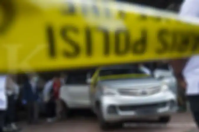 Sejumlah petugas Komnas HAM dan polisi memeriksa satu dari tiga mobil yang dikendarai polisi dan enam laskar FPI dalam kasus penembakan anggota FPI