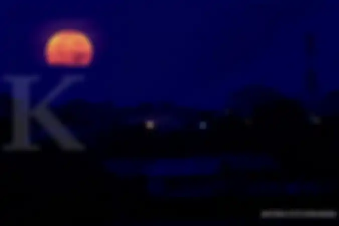 Bulan purnama terang memerah dan besar saat fajar jelang terjadi gerhana bulan dan fenomena Supermoon terlihat diatas langit Kota Lhokseumawe, Aceh, Senin (21/1/2019). Menurut Astronom Indonesia, fenomena supermoon atau Super Blood Wolf Moon (posisi perigee atau jarak terdekat bulan terhadap bumi) disertai dengan bulan purnama akan menyapa bumi pada Senin (21/1/2019) malam dapat disaksikan di langit Indonesia mulai matahari terbenam hingga sebelum fajar. ANTARA FOTO/Rahmad/hp.