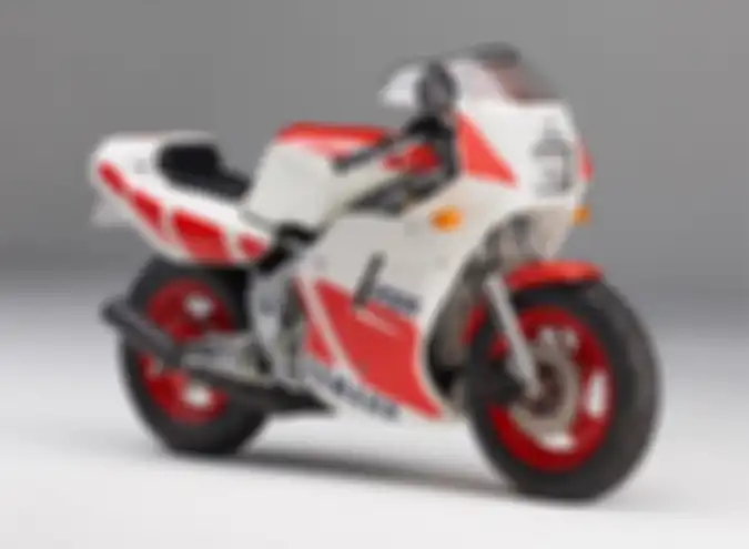 Gaya balap melekat di motor Yamaha ini.