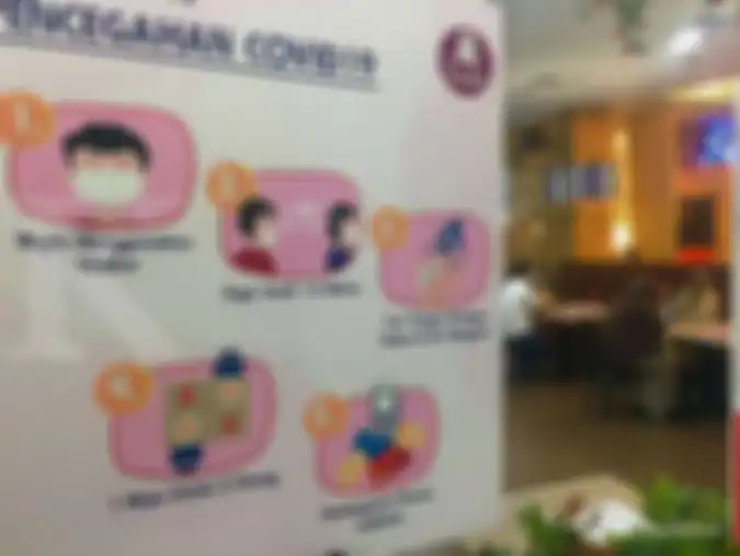 Ilustrasi papan pencegahan Covid-19.