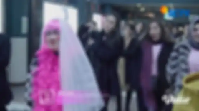 Syahrini disuruh berkeliling Tokyo dengan dandanan ala orang gila