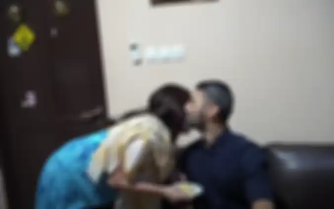 Momen saat Ayu Ting Ting menghadiahi Didi Riyadi kecupan di pipi usai memberinya kejutan ultah