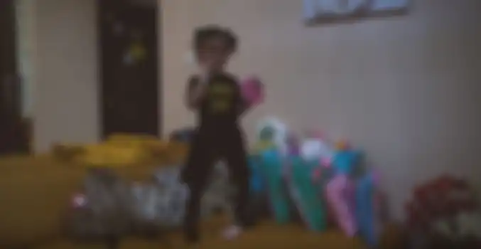 Ruang keluarga berisi sofa dan boneka milik Bilqis