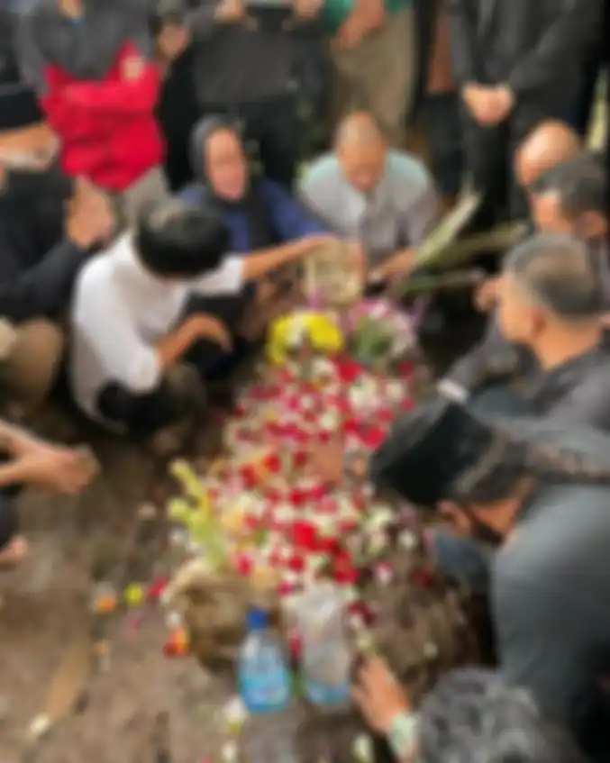 unggahan Epy Kusnandar saat prosesi pemakaman Ica Naga 