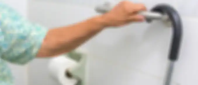 Perlu pengaman berupa pegangan di kamar mandi agar aman bagi manula.