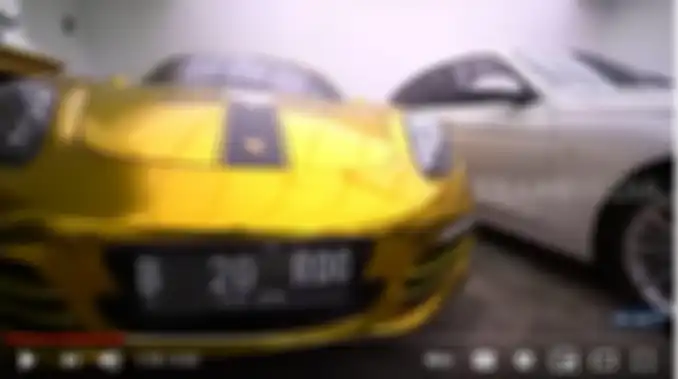 Koleksi mobil Porsche kuning dan BMW putih milik Roro Fitria