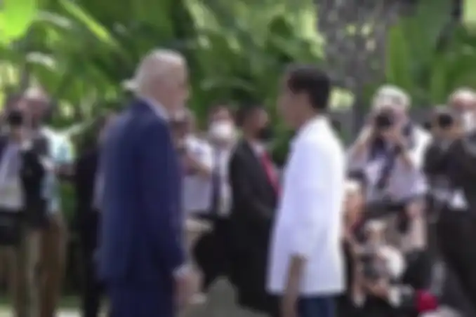 Foto gaya menteri Jokowi ini mencuri perhatian. Dia menyandang kamera DSLR lensa tele panjang di Tahura Bali. 