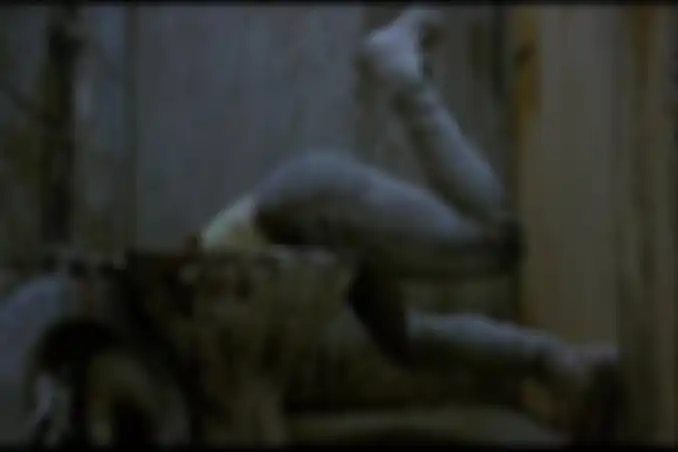 Scne Ewan McGregor (Renton) masuk ke dalam toilet di film Trainspotting (1996)