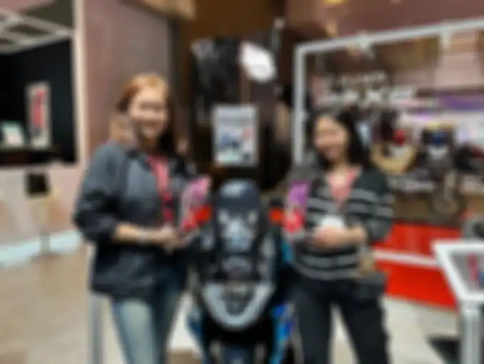 Grace Surya, Head of Marketing ALVA dan Jennifer Rusli, Public Relations Manager ALVA menerima kedua Awards dari IIMS 2024.