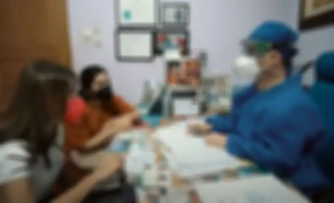 Aurel Hermansyah dan Ashanty saat mendengarkan penjelas dokter