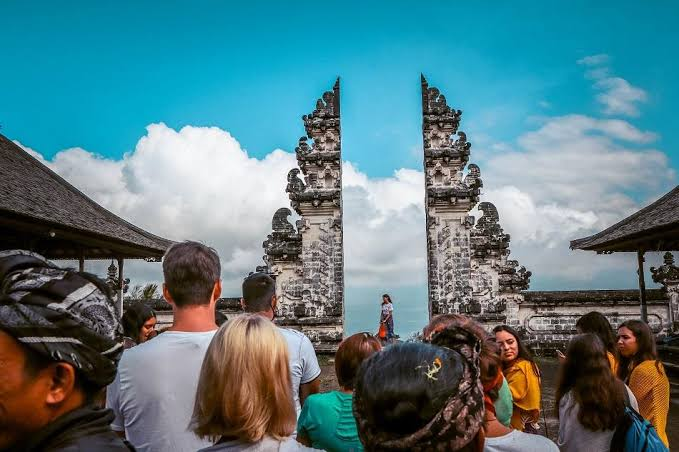 Wisata vaksin atau tur vaksin ini adalah paket berwisata yang sekaligus wisatawan bakal mendapatkan jatah dosis vaksin Covid-19.