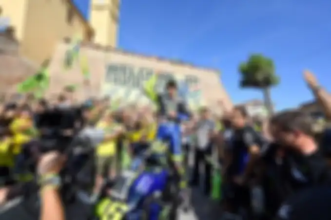Valentino Rossi menyambangi landmark kota Tavullia, yaitu markas fans club VR46 disambut ramai oleh pendukungnya