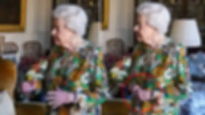 Kondisi tangan Ratu Elizabeth yang berwarna ungu menjadi sorotan