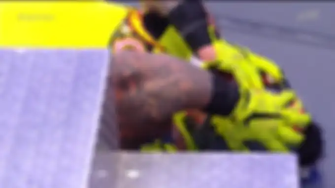 Rey Mysterio megangin wajahnya abis diserang Seth Rollins