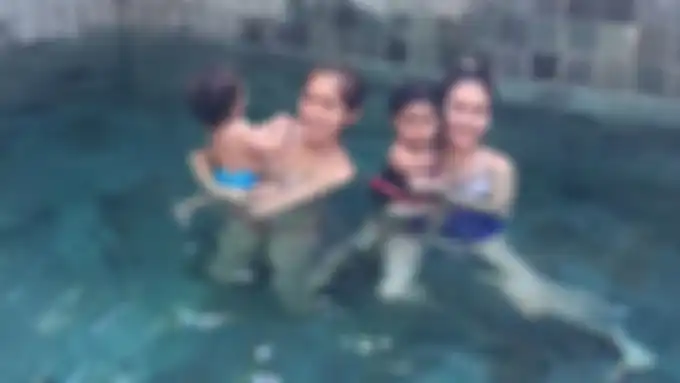 Setelah Ayu Ting Ting putus cinta, Ayu bersama Jessica Iskandar dan kedua anak mereka berlibur. Mereka didampingi Umi Kalsum.