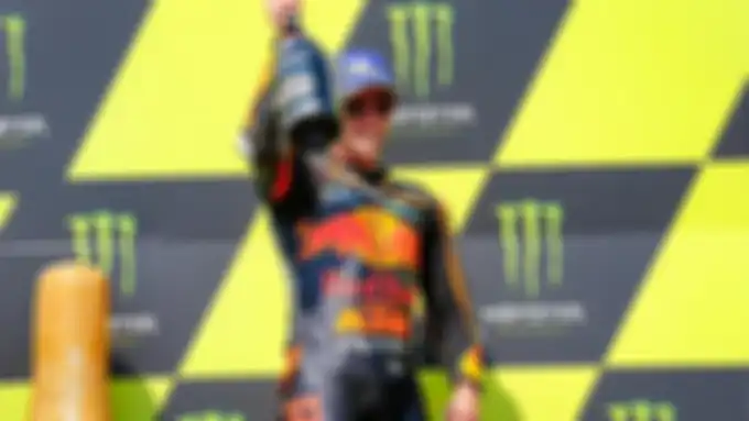 Pembalap Red Bull KTM, Brad Binder, berpose di podium juara MotoGP Republik Ceska di Sirkuit Brno, Minggu (9/8/2020).