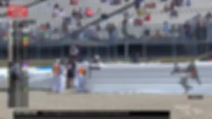 Red flag atau bendera merah berkibar saat FP2 MotoGP Spanyol 2023 setelah Iker Lecuona terjatuh.