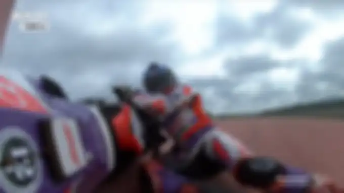 Jorge Martin crash di MotoGP Mandalika 2023, langsung dimanfaatkan Pecco.