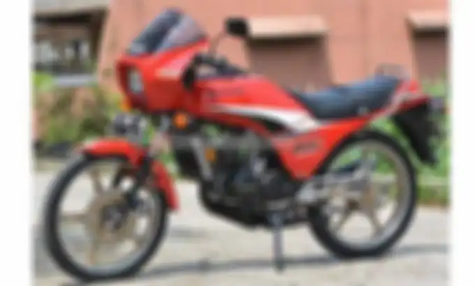 Kawasaki AR 125 pakai warna merah putih