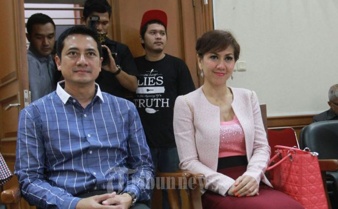 Venna Melinda dan Ivan Fadilla saat menjalani sidang gugatan cerai mereka di Pengadilan Agama, Jakarta Selatan, Senin (3/6/2013). Sidang mengagendakan penyerahan bukti-bukti yang dimiliki oleh Venna Melinda.