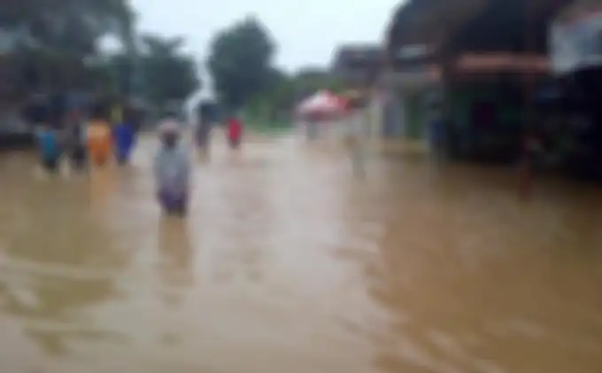 Kota Kendal saat banjir di tengah wabah virus corona. 