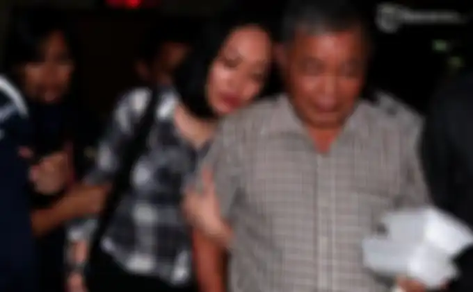 Seolah Tak Kuasa Tahan Rindu, Ayah Angelina Sondakh Kepergok Pasang Lukisan Mengharukan Ini di Rumahnya