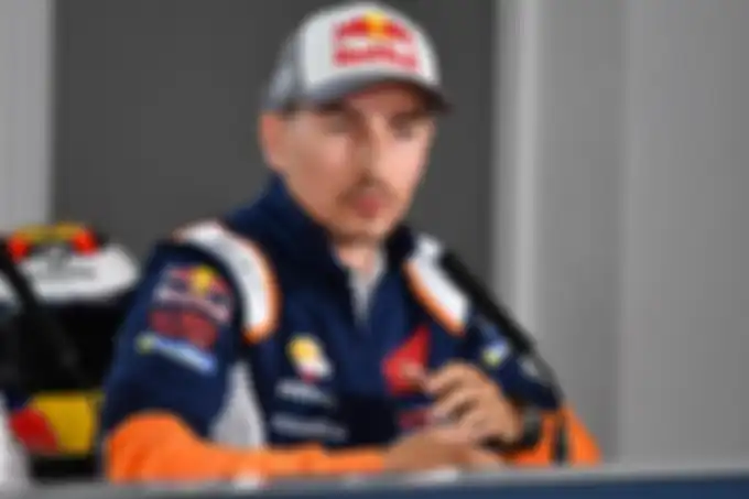 Jorge Lorenzo mengabarkan dirinya resmi pensiun dari MotoGP akhir musim ini. Kabar yang mengagetkan bagi jagat MotoGP