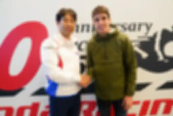 Alex Marquez (kanan) bersama Tetsuhiro Kuwata selaku direktur Honda Racing Corporation sah mengontrak Alex Marquez gantikan Jorge Lorenzo di Repsol Honda Team