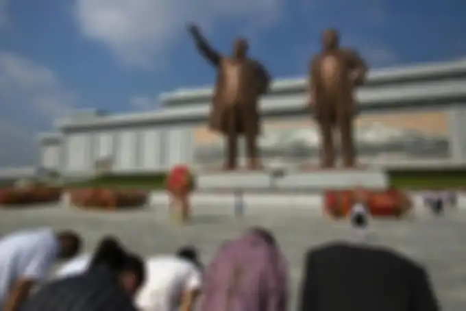 Patung Kim Il Sung dan Kim Jong Il yang sangat dihormati oleh masyarakat Korea Utara.