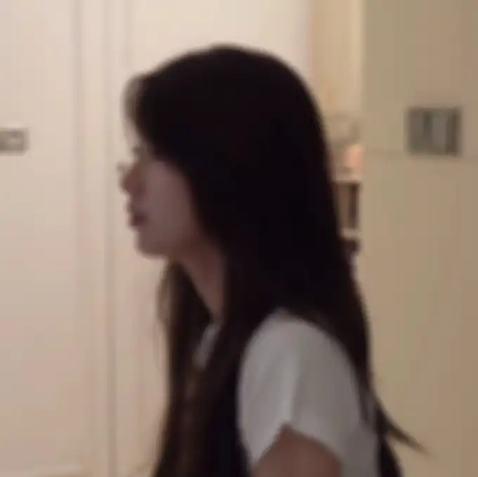 Visual Suzy yang menarik perhatian