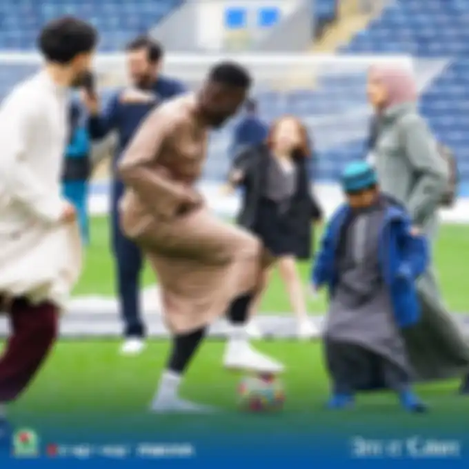 Salah satu peserta salat Idul Fitri di dalam Stadion Ewood Park yang diselenggarakan oleh klub sepakbola Blackburn Rovers pada Mei 2022 lalu.