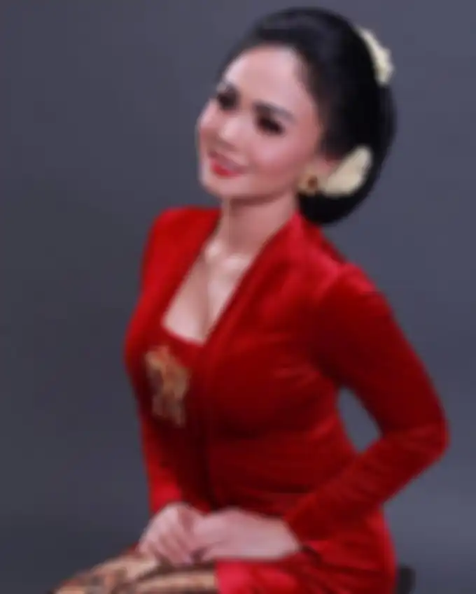 Yuni Shara Berkebaya