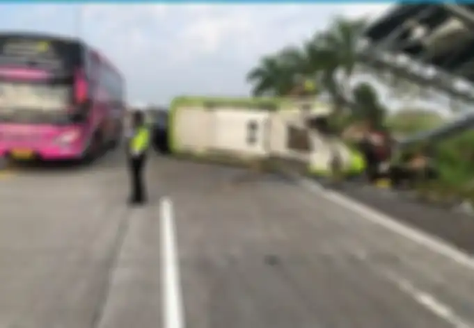 Foto tampang sopir bus kecelakaan maut di Tol Mojokerto sengaja disebarkan. Sopir bus yang positif sabu cuma luka ringan di bagian ini. 