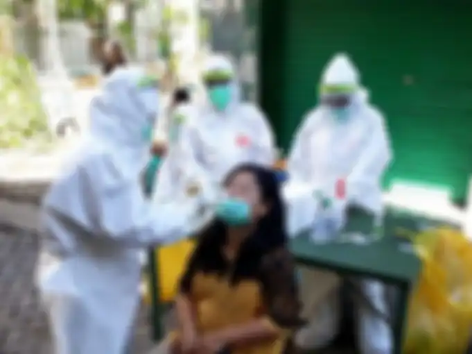 Petugas dinkes Surabaya melakukan swab di rumah warga yang rawat jalan.
