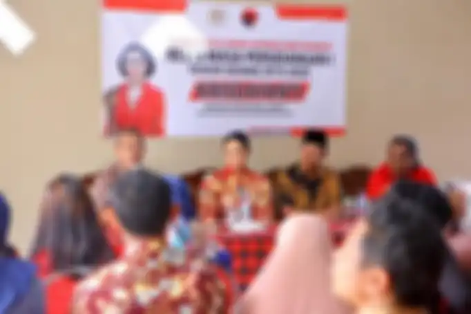 Potret Krisdayanti ketika sedang menyambut dan mendengar aspirasi masyarakat di Jawa Timur