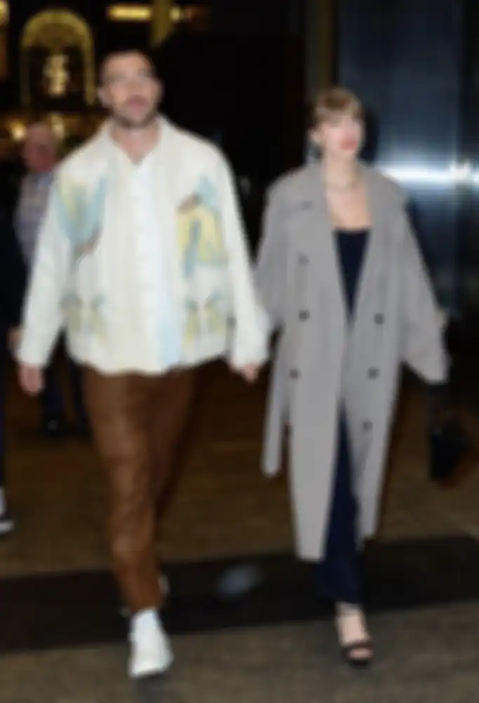 Travis Kelce dan Taylor Swift gandengan
