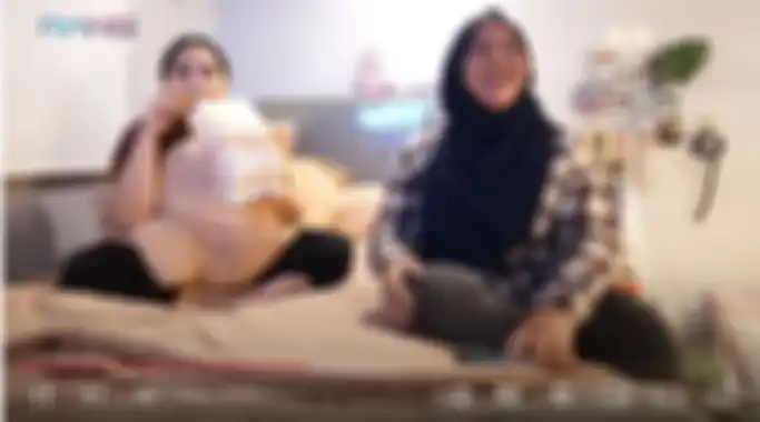 Nagita Slavina bersantai di kamar kost karyawannya ditemani Mbak Lala.